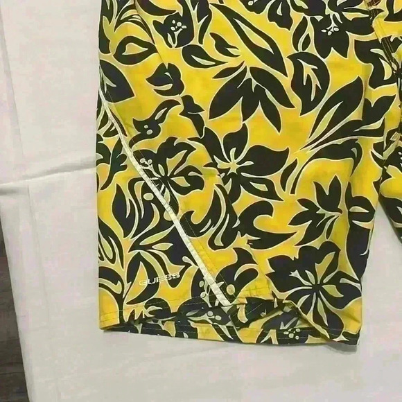 Guess vintage floral print swim trunk shorts mens size 34 color yellow black - Picture 5 of 9